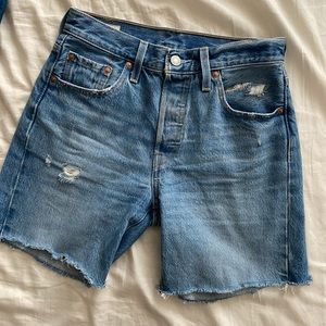 Levi’s 501 mid thigh shorts